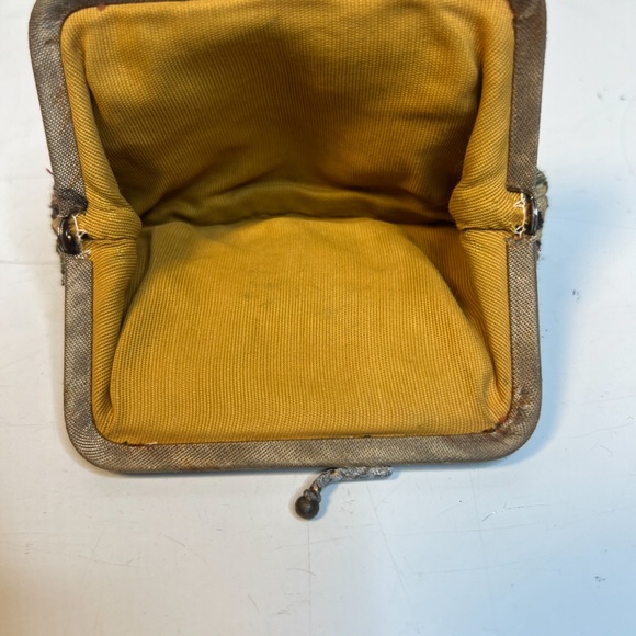 Women's Charming Vintage Tapestry Coin Purse Kiss Lock Floral Gobelin - Picture 3 of 3